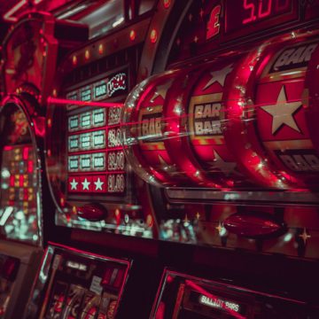 How do random number generators generate random numbers for casinos?